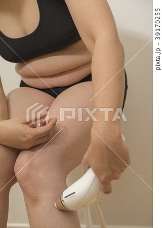 脱毛する女性左すね 脱毛する女性左すね 39170255
