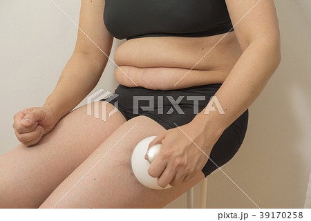 機械でマッサージする女性左もも 39170258
