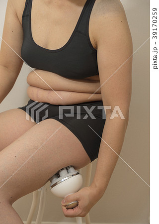 機械でマッサージする女性左もも 機械でマッサージする女性左もも 39170259