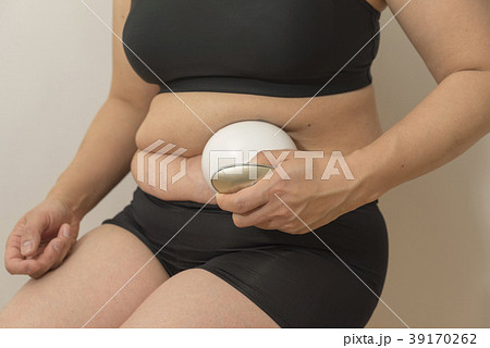 機械でマッサージするダイエット前の女性左腹 機械でマッサージするダイエット前の女性左腹 39170262