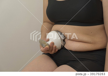 機械でマッサージするダイエット前の女性右腹 機械でマッサージするダイエット前の女性右腹 39170263