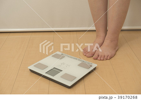 体重計に乗る前のダイエット中の女性 体重計に乗る前のダイエット中の女性 39170268