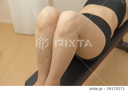 腹筋するダイエット中の女性筋トレ 腹筋するダイエット中の女性筋トレ 39170271