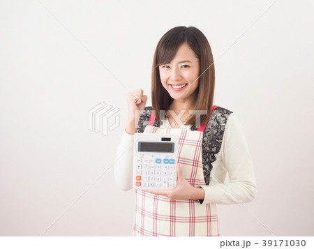電卓を持ってガッツポーズをする女性 電卓を持ってガッツポーズをする女性 39171030