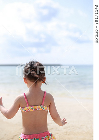 海 (ビーチ 子供 女児 夏休み リゾート バカンス 家族旅行 後姿 顔なし 南国 コピースペース) 39171143