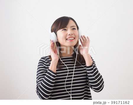 ヘッドホンで音楽を聞く女性 39171162
