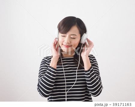 ヘッドホンで音楽を聞く女性 ヘッドホンで音楽を聞く女性 39171163