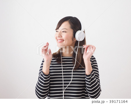 ヘッドホンで音楽を聞く女性 ヘッドホンで音楽を聞く女性 39171164