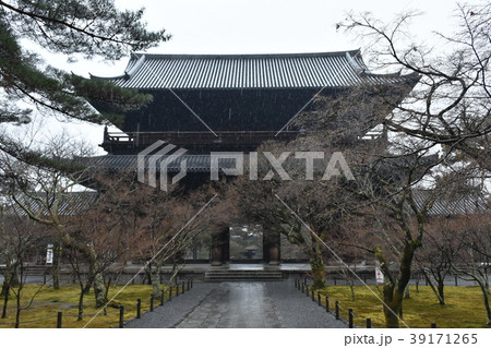 南禅寺　三門　冬の雨 39171265