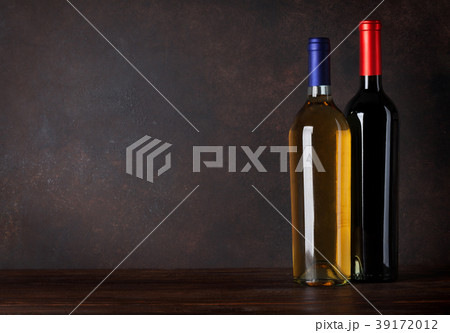 Red and white wine bottles 39172012