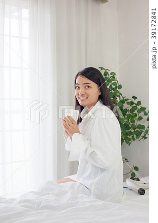 若い女性 マグカップ 支度 若い女性 マグカップ 支度 39172841