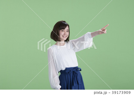 指を差す若い女性 指を差す若い女性 39173909