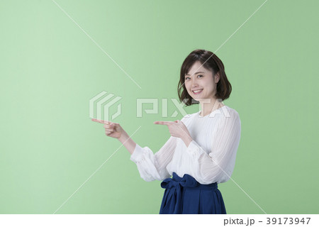 若い女性 指差し 緑背景 若い女性 指差し 緑背景 39173947