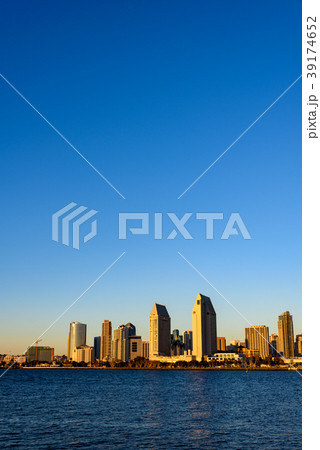 サンディエゴのダウンタウンの風景　夕景　縦構図 39174652