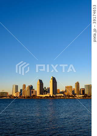 サンディエゴのダウンタウンの風景　夕景　縦構図 39174653