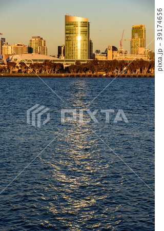 サンディエゴのダウンタウンの風景　夕景　縦構図 39174656