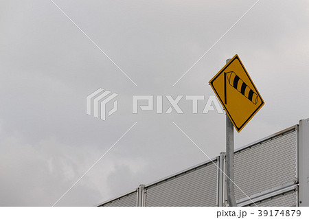 道路標識 横風注意の写真素材