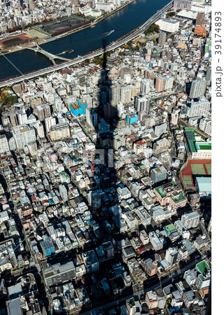 東京の街並みと東京スカイツリーの影の写真素材