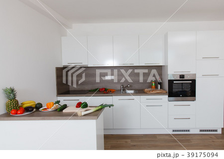 Beautiful modern kitchen. 39175094
