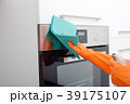 Housework. Tidying up and cleaning the kitchen. 39175107