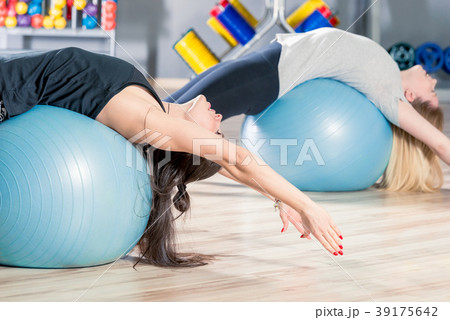 women classes in a group with gymnastic balls 39175642