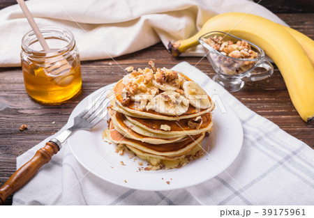 Pancakes with banana, walnuts and honey 39175961