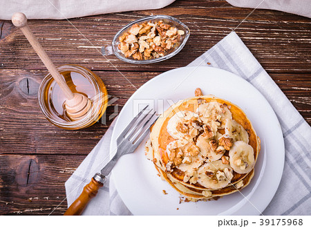 Pancakes with banana, walnuts and honey 39175968