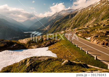 Grimselpass view of road, Alps, Raterichsbodensee 39176043