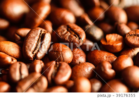 Close-up of brown roasted coffee beans 39176355