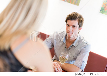 Young man looking at a woman on date 39176356