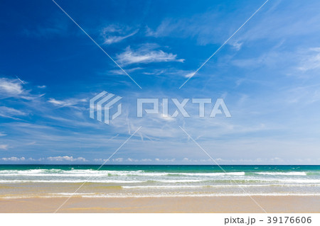 Sand beach, calm sea and blue sky, copy space Sand beach, calm sea and blue sky, copy space 39176606
