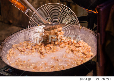 Fry the pork skin in a large saucepan. 39176791