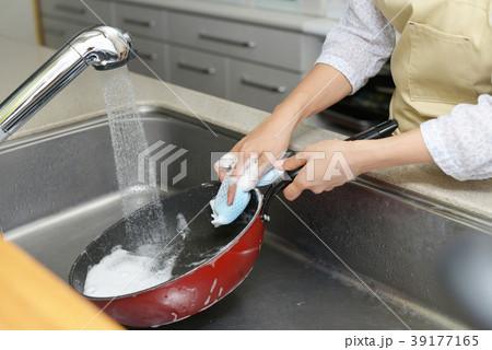 フライパンを洗う女性 39177165