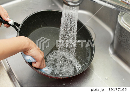 フライパンを洗う女性 39177166