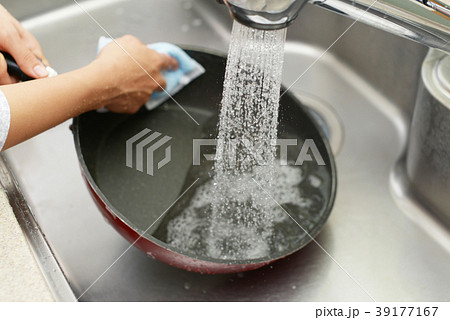 フライパンを洗う女性 39177167