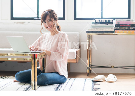 若い女性（パソコン） 39177670