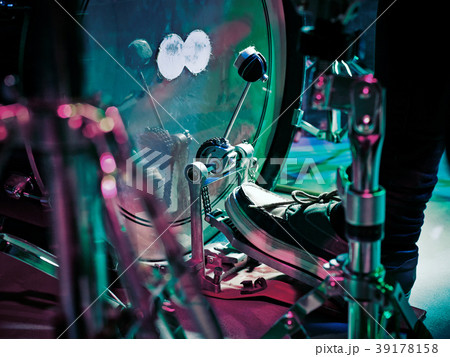 Performance of the rock band. 39178158