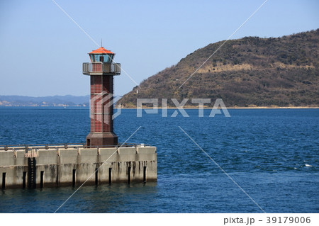 高松港の赤灯台(せとしるべ・高松港玉藻防波堤灯台)。写真右奥の島は女木島(鬼ヶ島)。 39179006
