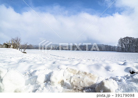 Winter landscape with snow field in countryside 39179098