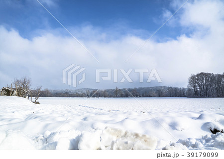 Winter landscape with snow field in countryside 39179099