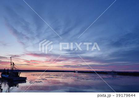 夕焼けに染まる漁港(北海道・根室管内) 夕焼けに染まる漁港(北海道・根室管内) 39179644