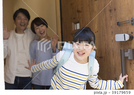 小学生　いってきます 39179659