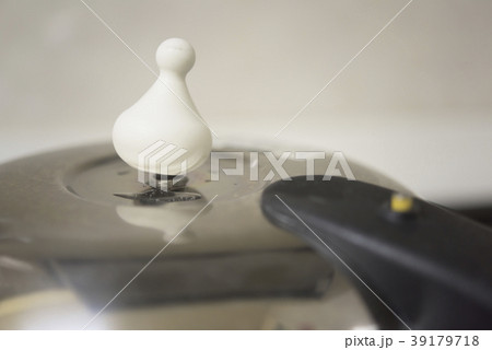 圧力鍋の重り(振れた後の状態) 圧力鍋の重り(振れた後の状態) 39179718