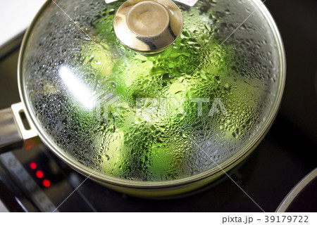 ブロッコリーを蒸す様子 ブロッコリーを蒸す様子 39179722
