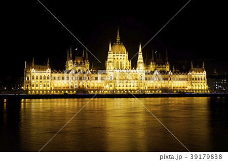 Hungarian Parliament building, night view 39179838