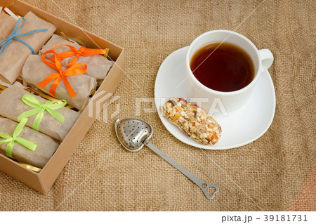 Mug of tea, a bar of muesli and boxes of bars Mug of tea, a bar of muesli and boxes of bars 39181731
