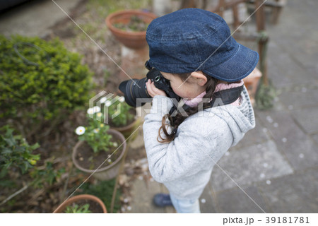 写真を撮る女の子 写真を撮る女の子 39181781