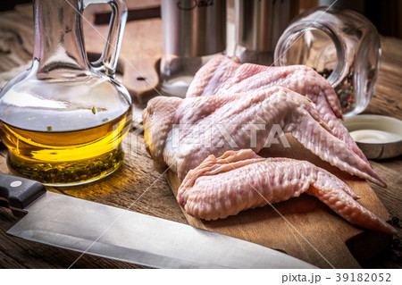 Fresh chicken wings. Fresh chicken wings. 39182052