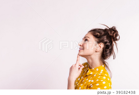 Portrait of a young beautiful woman in studio. 39182438