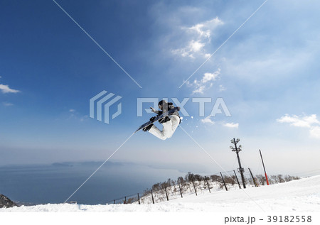 スノーボード　女性　ジャンプ　ステイルフィッシュグラブ 39182558